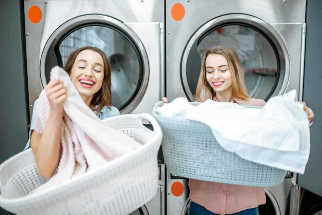 deux femme qui lave leurs habilles 