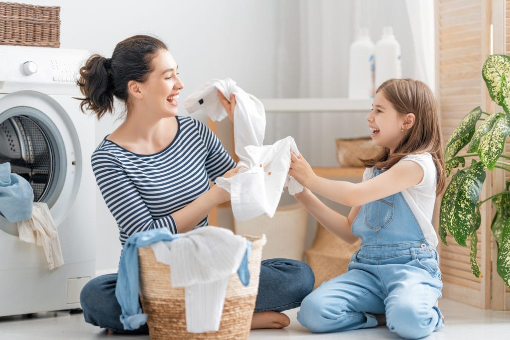 Une femme et sa fille qui sont satisfait pour leurs linge
